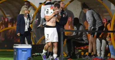Stade Lavallois : victime d’un vilain tacle, le défenseur Thibaut Vargas sérieusement touché à la cheville gauche - ici
