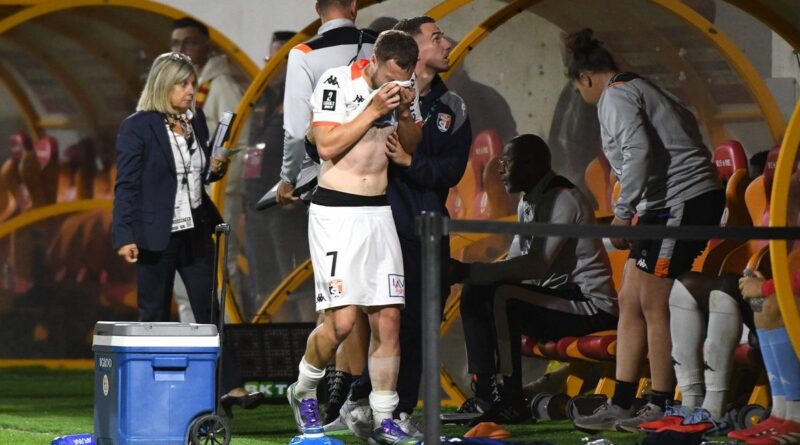 Stade Lavallois : victime d’un vilain tacle, le défenseur Thibaut Vargas sérieusement touché à la cheville gauche - ici