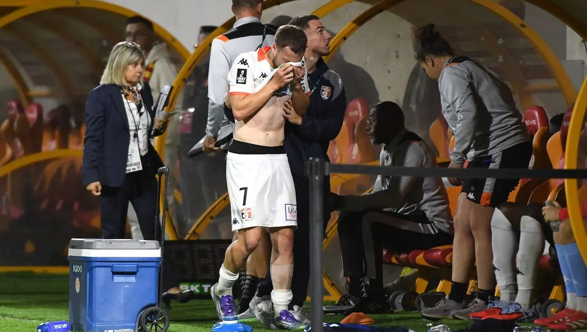 Stade Lavallois : victime d’un vilain tacle, le défenseur Thibaut Vargas sérieusement touché à la cheville gauche - ici