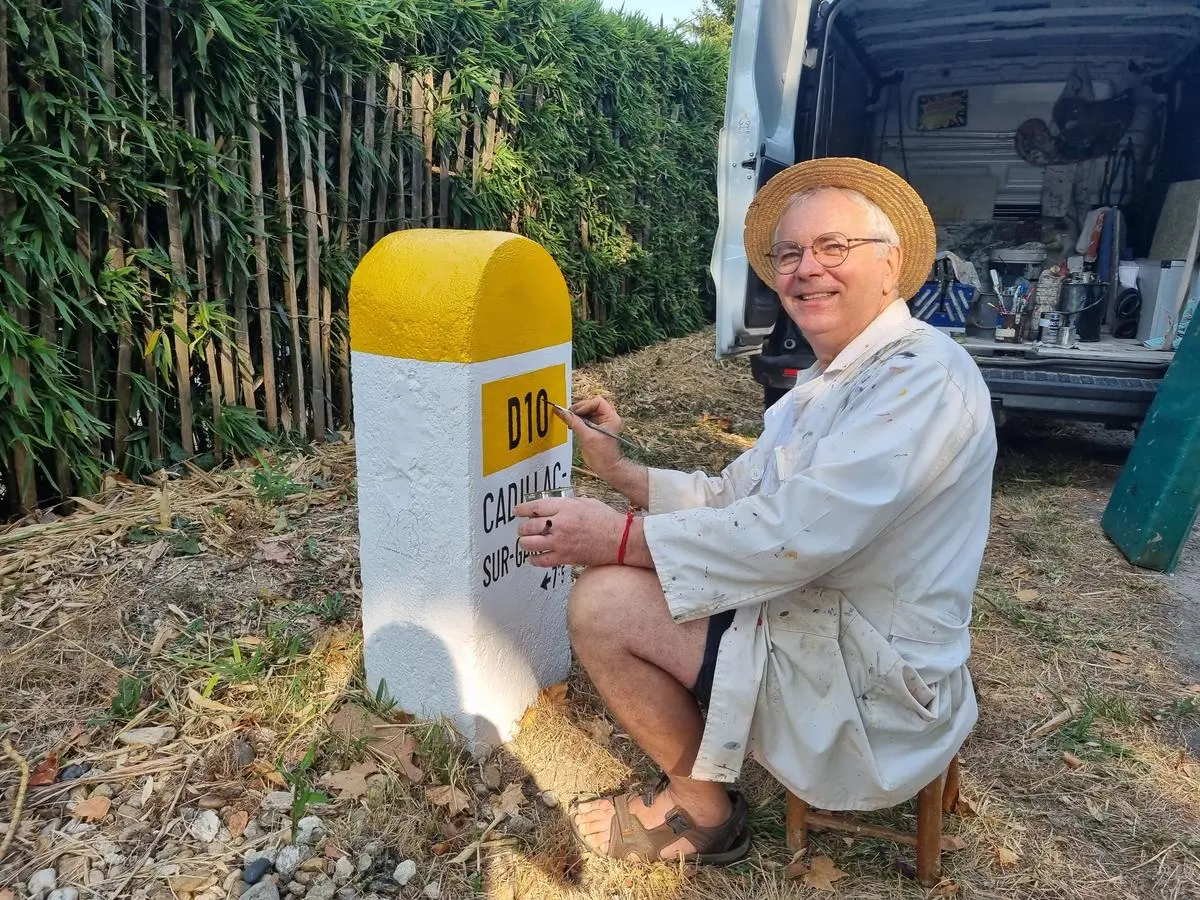 Sud-Gironde : « C’est un morceau de patrimoine », une ancienne borne kilométrique fait son retour sur la route départementale D 10