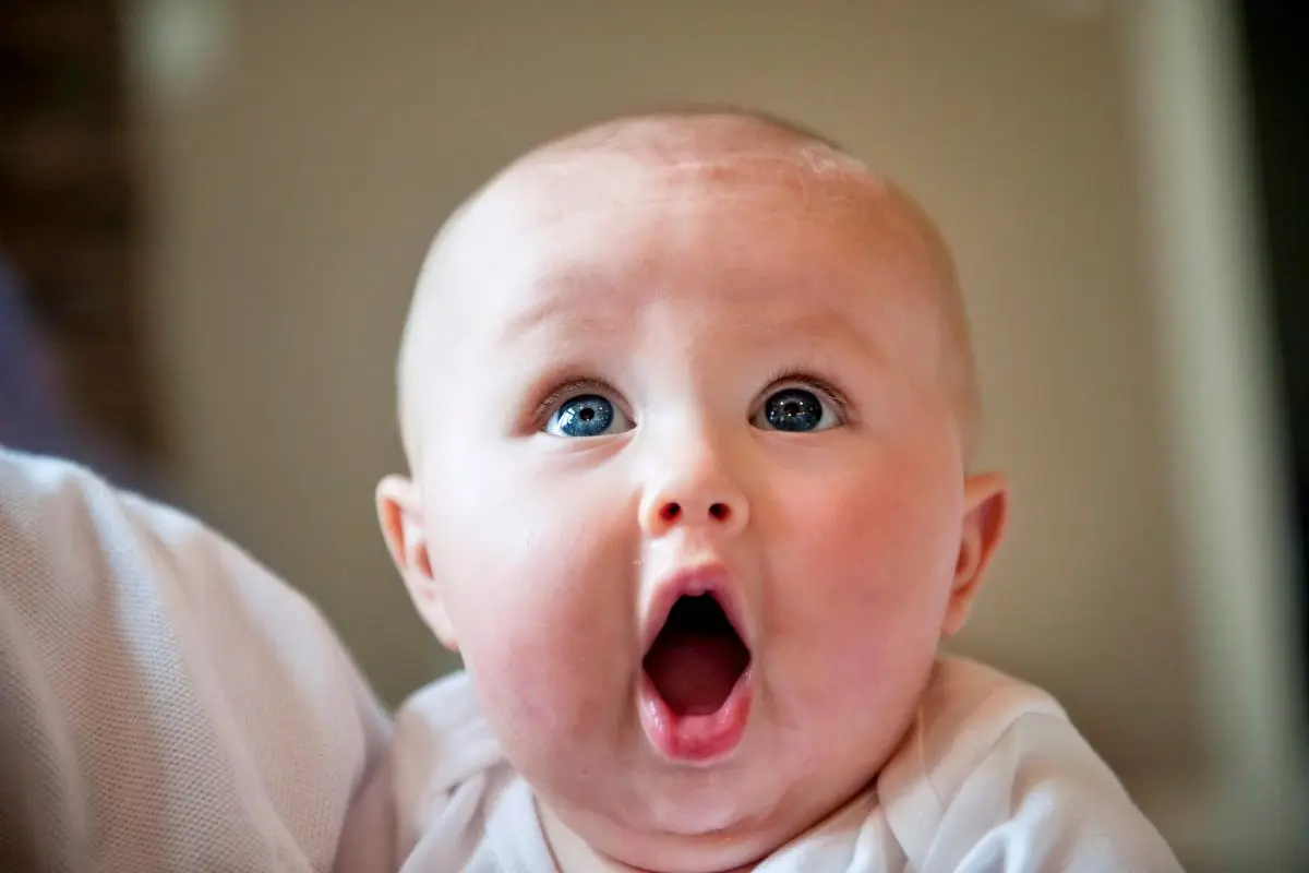 Sur France Inter, “Les super pouvoirs des bébés” pour mieux comprendre le comportement des tout-petits