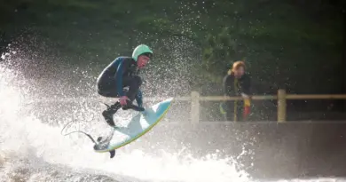 Surfer la vague parfaite dans une ancienne carrière en Écosse
