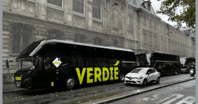 Surtourisme à Paris : à Montmartre, les riverains, les tours opérateurs et la mairie se renvoient la balle