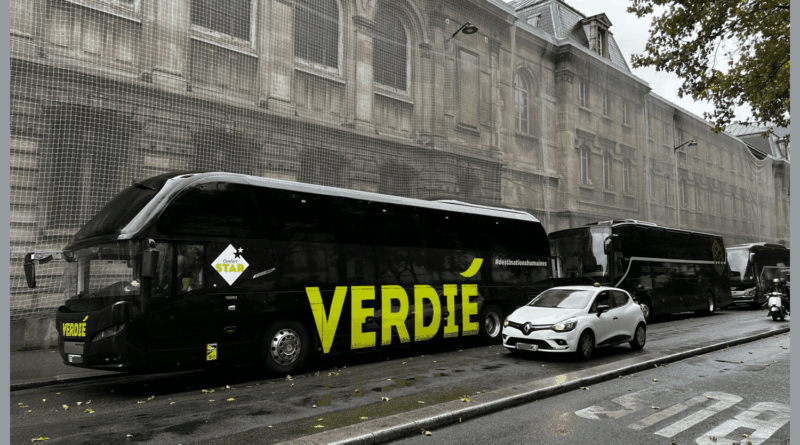 Surtourisme à Paris : à Montmartre, les riverains, les tours opérateurs et la mairie se renvoient la balle