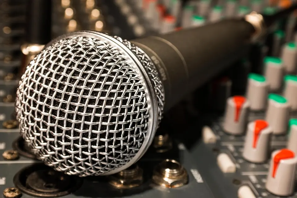 news, headline, breaking news, newspaper, journalism, media, press, microphone, TV