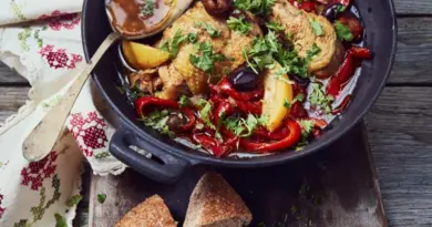 Tajine de poulet aux poivrons rouges, citron confit et dattes
