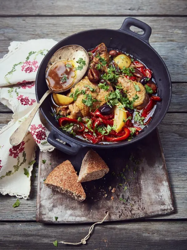 Tajine de poulet aux poivrons rouges, citron confit et dattes