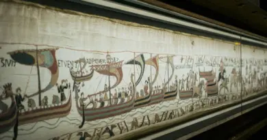 Tapisserie de Bayeux : trop fragile pour voyager outre-Manche ? Le prêt d'Emmanuel Macron inquiète les défenseurs du patrimoine