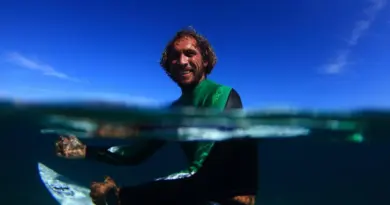 Teahupoo rend hommage à Raiponi Pua, passionné de surf et de son fenua