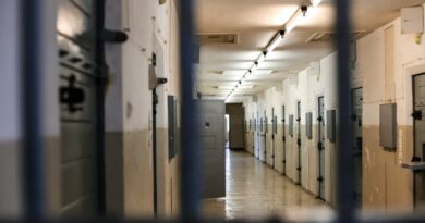 Télévision grand format et console de jeux en cellule : un haut responsable d’une prison mis en examen pour corruption
