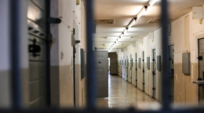 Télévision grand format et console de jeux en cellule : un haut responsable d’une prison mis en examen pour corruption