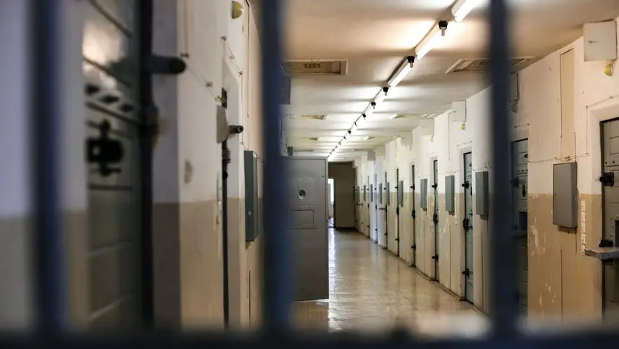 Télévision grand format et console de jeux en cellule : un haut responsable d’une prison mis en examen pour corruption