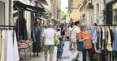 Temps fort de l’été pour les commerçants arlésiens, la braderie réussit son départ