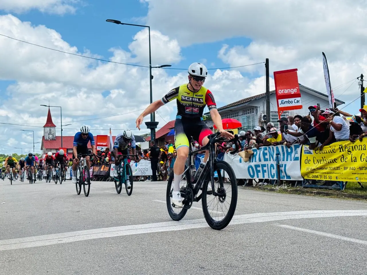 Tour de Guyane : James Ambrose Parish s’impose au sprint à Iracoubo