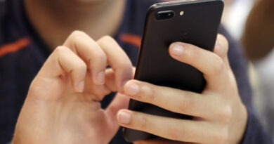 Tour du monde des correspondants - Téléphones portables: faut-il prendre des mesures pour inciter à limiter le temps d'écran?