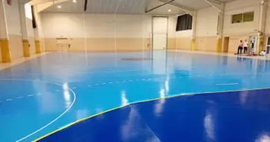 Travaux de peinture au sol dans la salle intersports de Pennautier