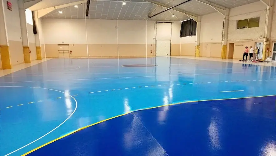 Travaux de peinture au sol dans la salle intersports de Pennautier