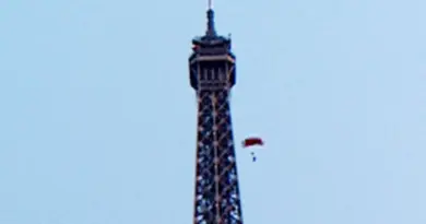 Trois hommes interpellés après avoir escaladé la Tour Eiffel, l'un a sauté en parachute