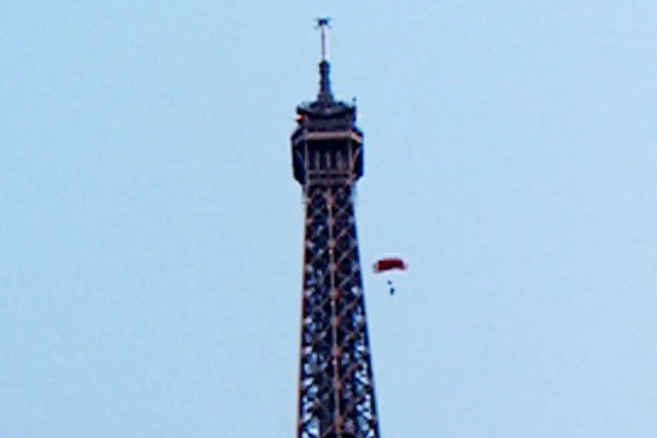 Trois hommes interpellés après avoir escaladé la Tour Eiffel, l'un a sauté en parachute