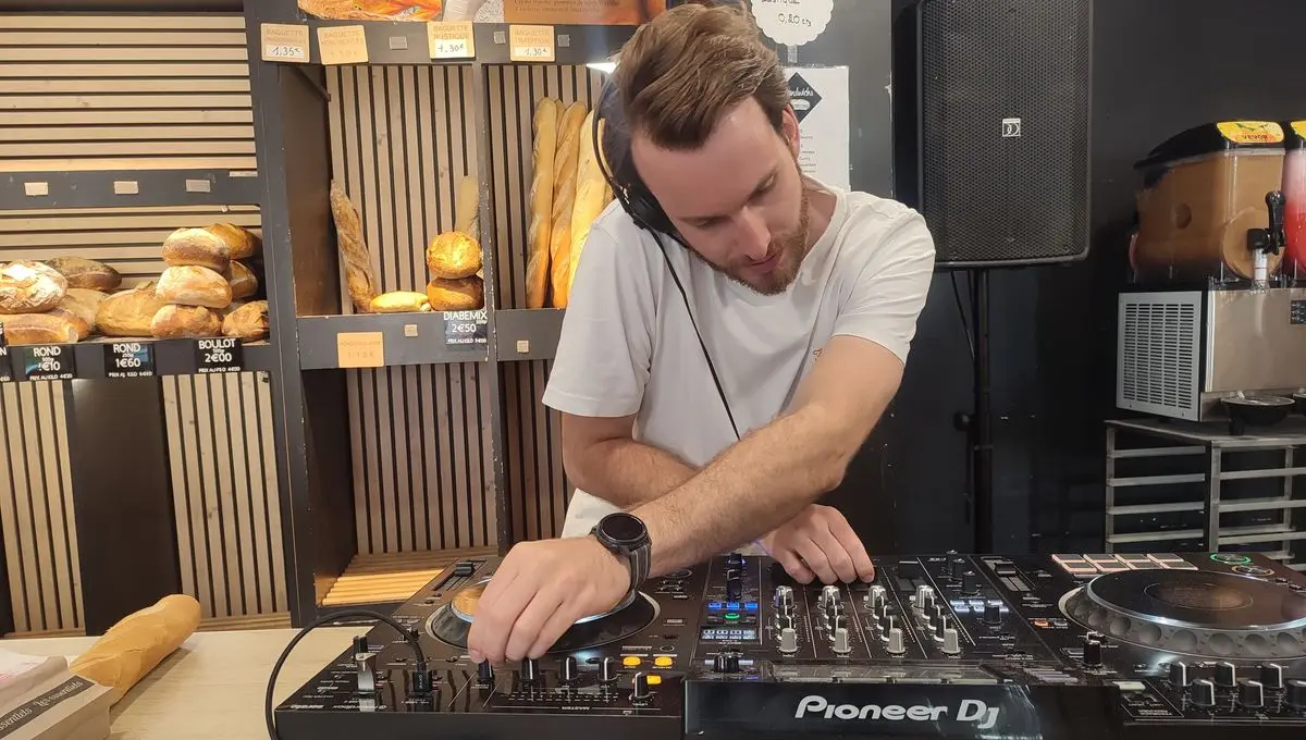 Un DJ set dans une boulangerie de Boulogne-sur-Mer, dans le Pas-de-Calais - ici
