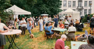 Un café, un toutou, et le monde s’ouvre: l’initiative qui recrée du lien dans les quartiers