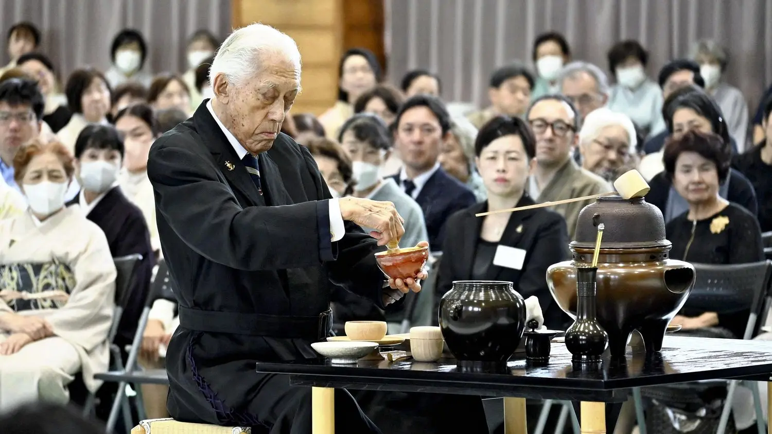 Un célèbre maître japonais de la cérémonie du thé est mort à 102 ans