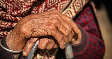 Un chirurgien ampute chez lui cinq orteils à son père de 90 ans : l’homme souffrant de gangrène meurt quelques jours plus tard, son fils arrêté