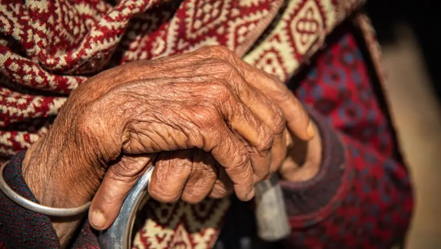 Un chirurgien ampute chez lui cinq orteils à son père de 90 ans : l’homme souffrant de gangrène meurt quelques jours plus tard, son fils arrêté