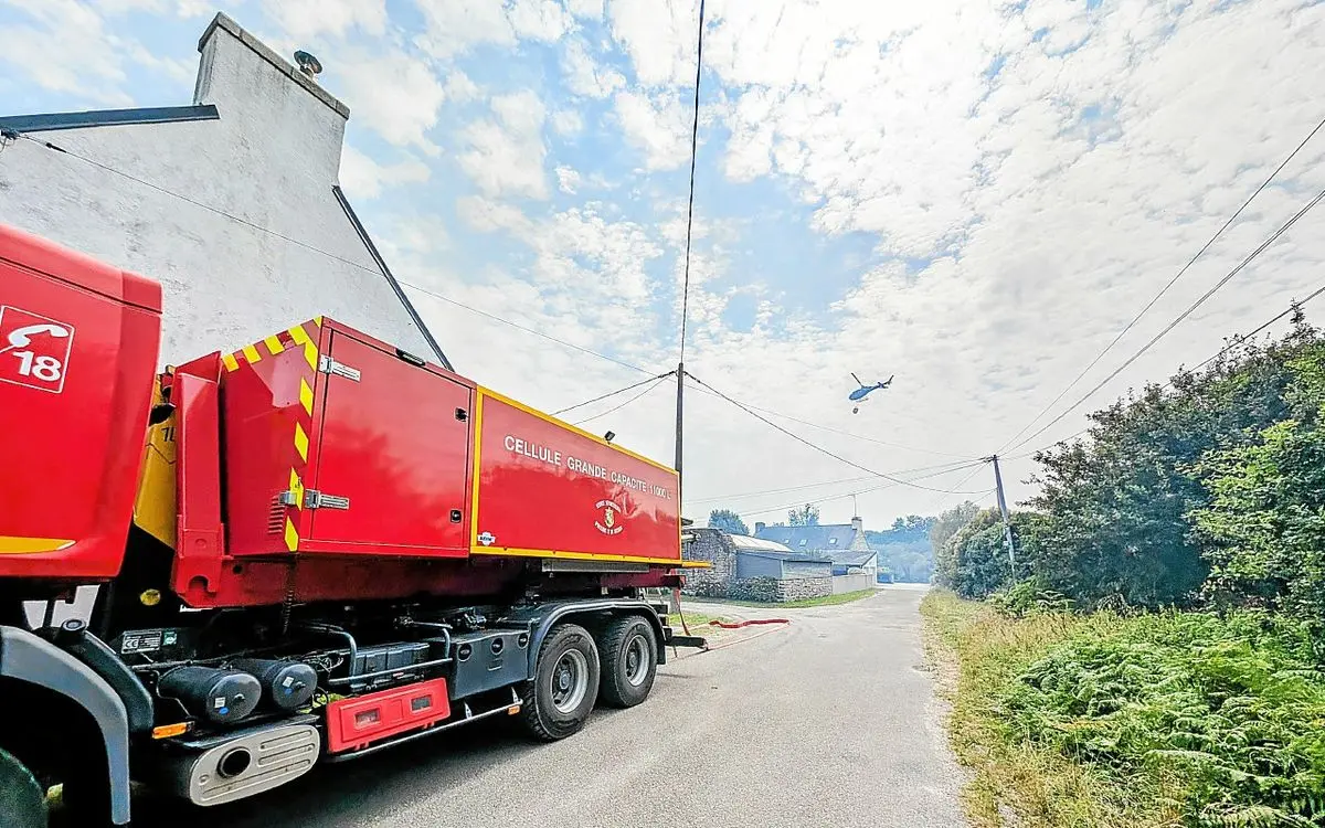 Un feu en cours en lisière de forêt à proximité de Pont-l’Abbé