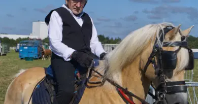 Un homme à cheval