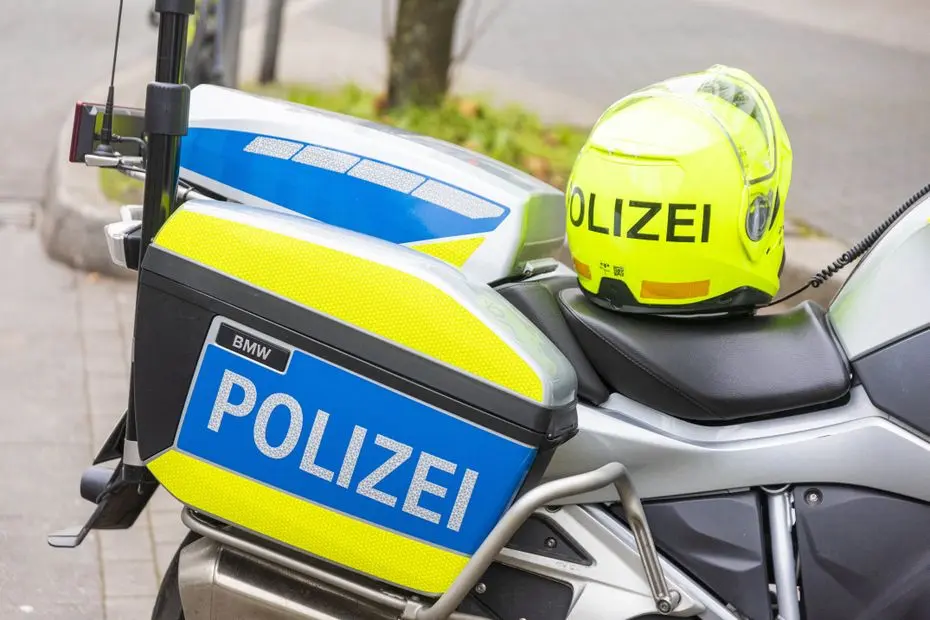 Un homme armé cambriole un bureau de tabac et s'enfuit, un avis de recherche est lancé