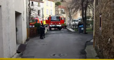 Un incendie ravage une maison et continue de se propager, un quartier évacué