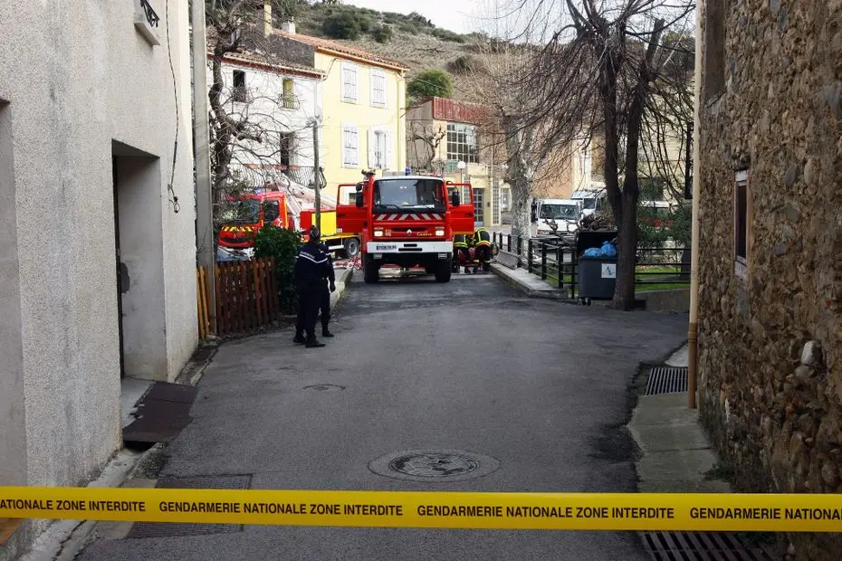 Un incendie ravage une maison et continue de se propager, un quartier évacué