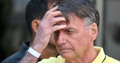 Un juge brésilien ordonne une surveillance permanente de Bolsonaro pour "risque de fuite"
