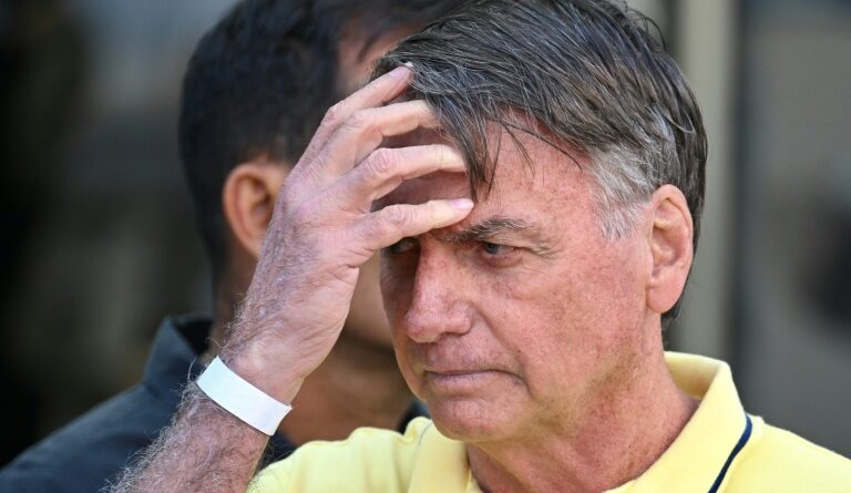Un juge brésilien ordonne une surveillance permanente de Bolsonaro pour "risque de fuite"