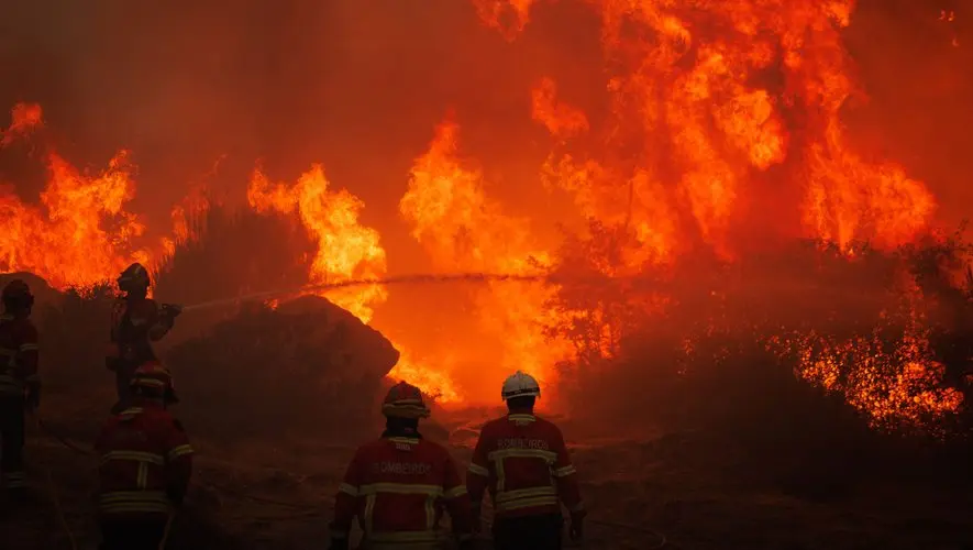 Un mort en Espagne, 700 pompiers mobilisés au Portugal… ce que l’on sait des incendies qui ravagent la péninsule Ibérique
