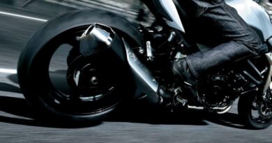 Un motard pris en charge dans un état grave après une chute