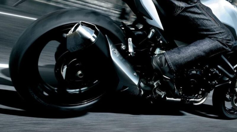 Un motard pris en charge dans un état grave après une chute