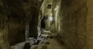 Un reliquaire médiéval de plus de 6 mètres, inspiré du Saint-Sépulcre de Jérusalem, se cache dans la falaise de ce village de Nouvelle-Aquitaine