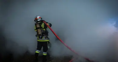 Un restaurant prend feu en pleine ville, la ligne à haute tension à proximité est coupée et un pompier est blessé