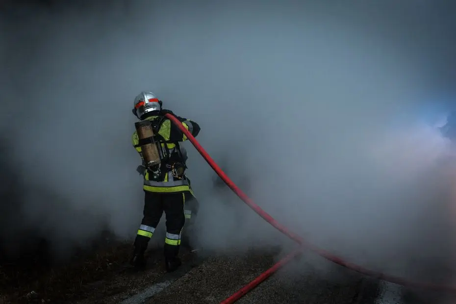 Un restaurant prend feu en pleine ville, la ligne à haute tension à proximité est coupée et un pompier est blessé
