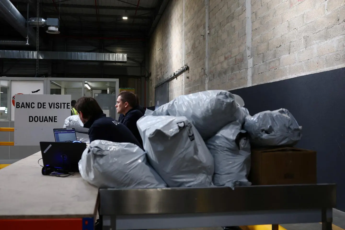 Un trafic de cocaïne entre le Brésil et la France impliquant des bagagistes à l’aéroport de Roissy démantelé