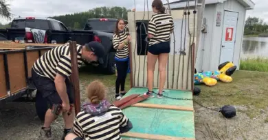 Quatre personnes construisent un bateau de fortune. Elles portent une chandail à l'image de la célèbre famille des Dalton.