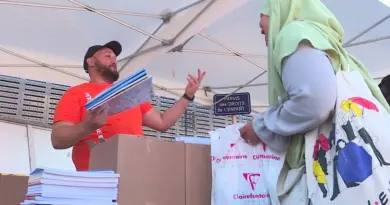 "Une action par les gens du quartier pour les gens du quartier" : ils offrent des fournitures scolaires à 400 enfants