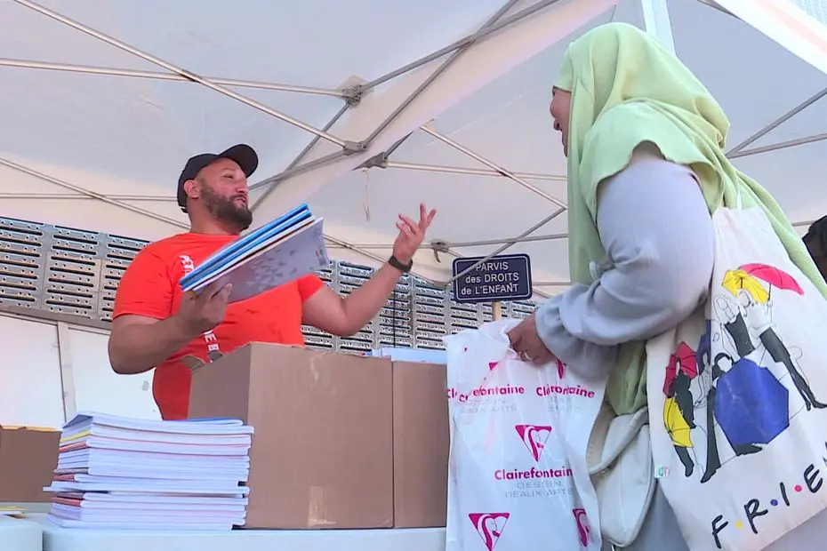 "Une action par les gens du quartier pour les gens du quartier" : ils offrent des fournitures scolaires à 400 enfants