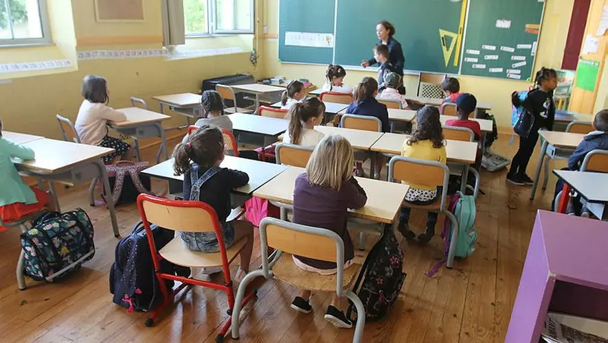 Une enseignante suisse reçoit par erreur 39 000 euros de salaire après sa démission, elle refuse de les rembourser