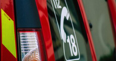 Une femme blessée après que son véhicule a fini sa course sur le toit d'une maison