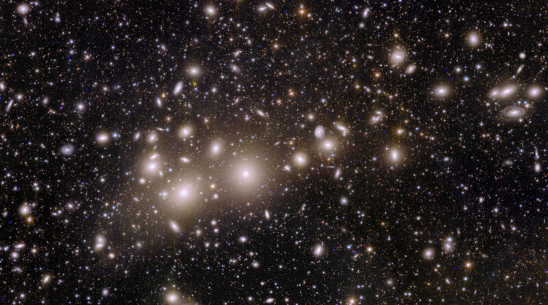 Une galaxie composée à 99,99 % de matière noire débusquée dans l’amas de Persée