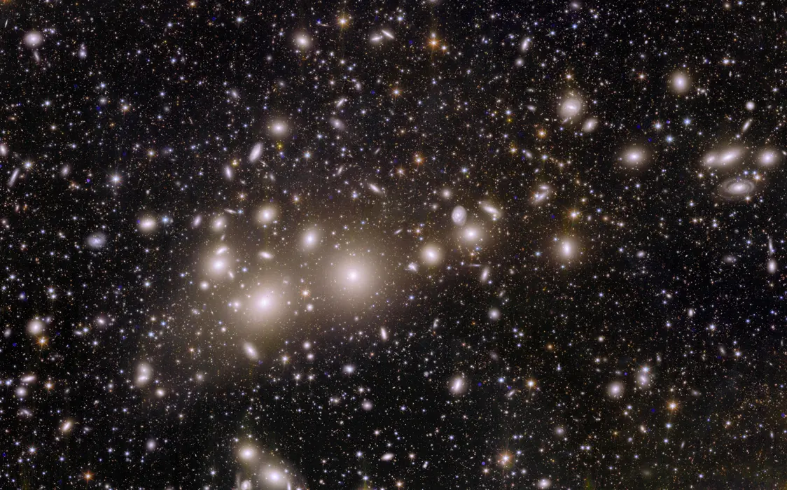 Une galaxie composée à 99,99 % de matière noire débusquée dans l’amas de Persée