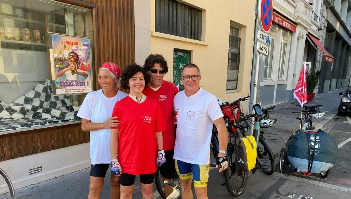 Une jeune femme aveugle relie Lyon à Toulouse en tandem pour promouvoir les chiens-guides d'assistance - ici